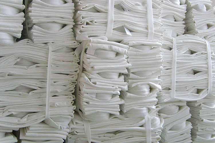 防油防水防靜電集塵布袋是一種具有防水、防油、防靜電三種防護效果的除塵布袋