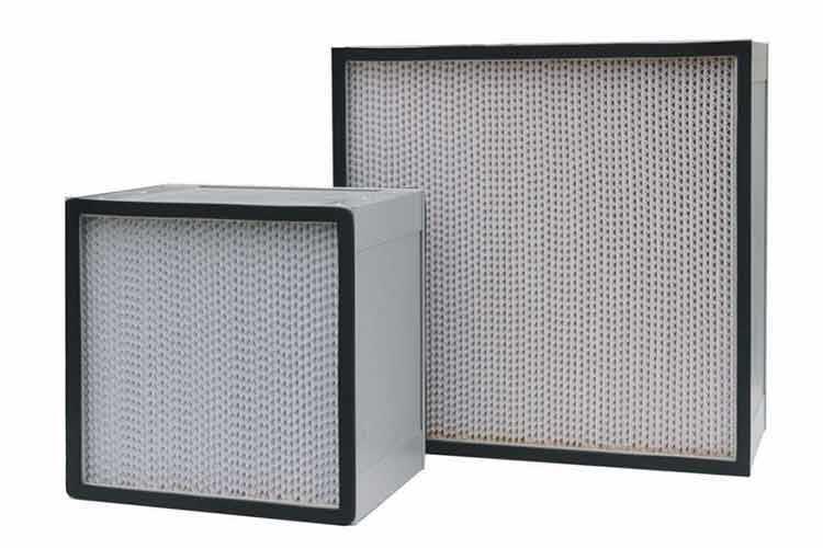 無(wú)隔板高效過(guò)濾器隔板選用的無(wú)隔板結(jié)構(gòu)，使過(guò)濾器的V形通道進(jìn)一步改善了容塵的均勻性，延長(zhǎng)了使用壽命