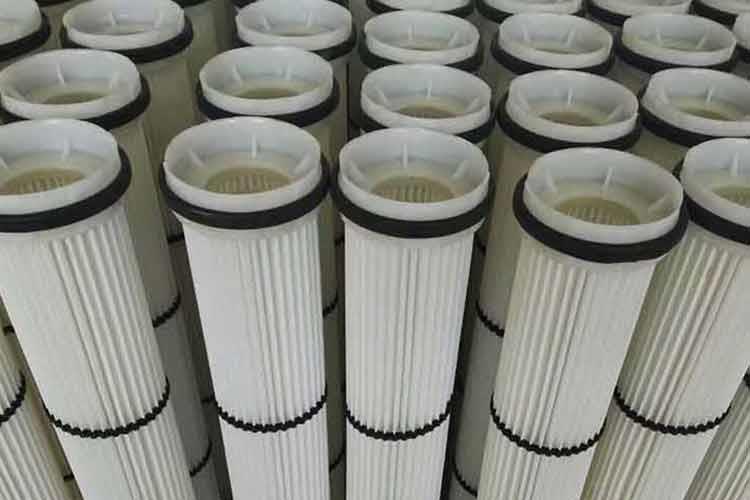 風機除塵濾筒垂直安裝時，脈沖清灰，粉塵易清落沉降至灰斗，效果好