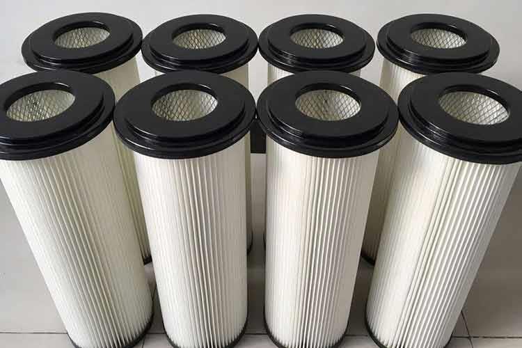 阻燃濾筒采用較強(qiáng)膠粘劑，不會(huì)產(chǎn)生脫膠和龜裂現(xiàn)象，保障了濾筒的使用壽命和高負(fù)荷下的使用安全