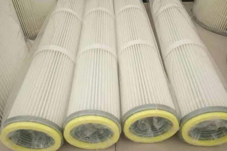 粉塵即被阻擋在濾芯外表面上，過(guò)濾后的清潔空氣經(jīng)濾芯中心進(jìn)入清潔空氣室，通過(guò)出口管排出