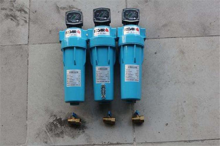 空壓機(jī)過濾器在保護(hù)時，取出濾芯，悄悄敲擊端面