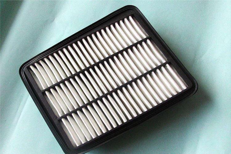 汽車空氣濾清器的主要作用是過濾掉經過空調通風系統(tǒng)的空氣中的各種微粒及有毒氣體