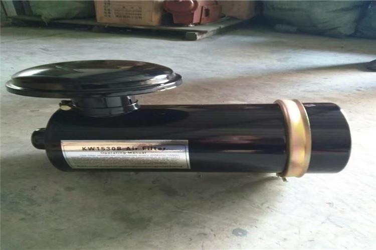 有些運(yùn)用者在保養(yǎng)柴油機(jī)空氣濾清器時(shí)，丟掉濾芯的上下密封橡膠墊圈及油罩，使柴油不經(jīng)過(guò)濾芯過(guò)濾