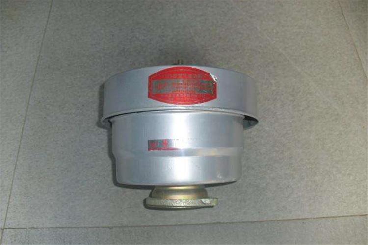 有人在保養(yǎng)柴油機(jī)空氣濾清器時(shí)，拆開濾清器后，發(fā)現(xiàn)其內(nèi)部和濾芯特別潔凈沒(méi)有一點(diǎn)雜質(zhì)和水分，即以為運(yùn)用的柴油非常潔凈