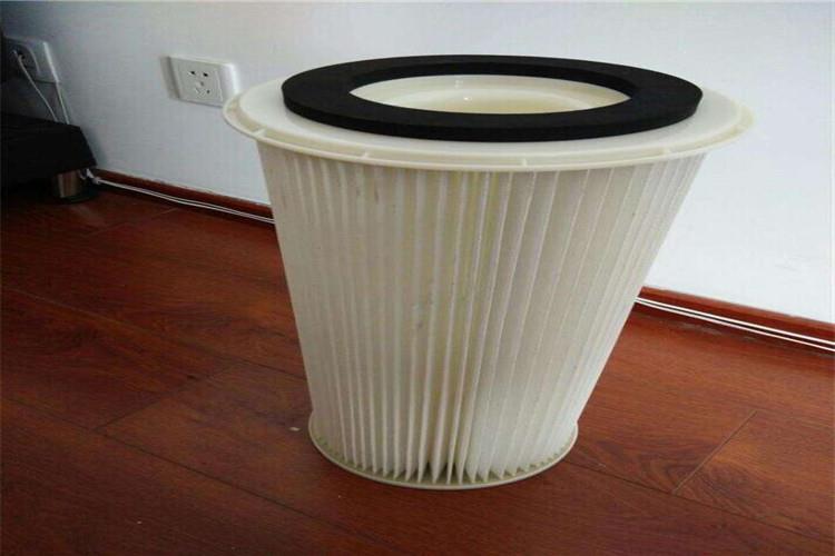 風(fēng)機除塵濾筒還有一個顯著的特點就是，體積小凈化面積相對于布袋除塵器來說要大很多，這主要是源于濾筒除塵器的濾筒呈褶皺狀的無形中增加了過濾面積