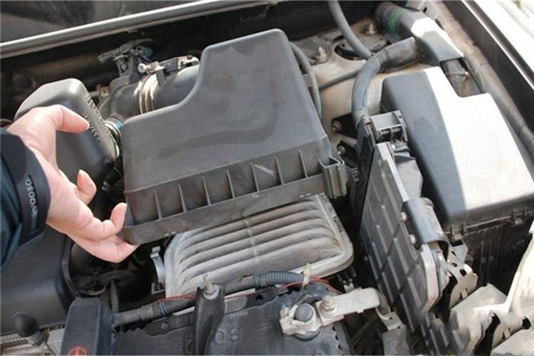 干式空氣濾清器在維護(hù)時(shí)，取出濾芯，輕輕敲擊端面，灰塵即可掉下，同時(shí)可用毛刷輕刷沾污表面