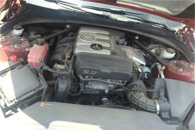 打開發(fā)動(dòng)機(jī)艙蓋，將空氣濾清器盒蓋朝前掀起，取出空氣濾芯，輕輕拍打?yàn)V芯端面