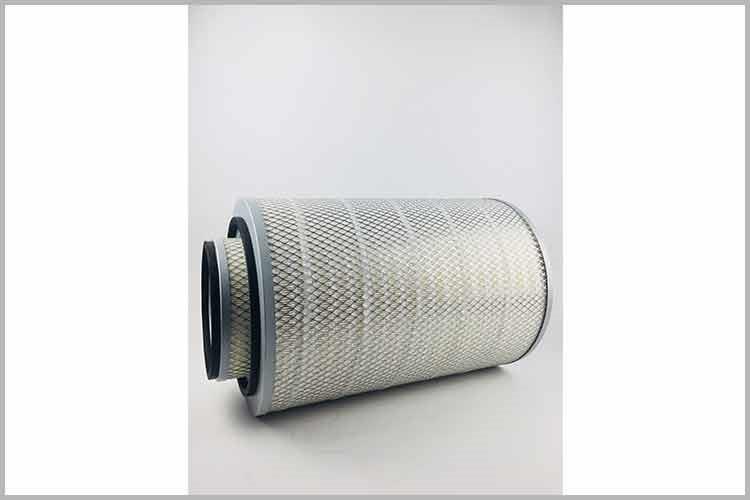 將舊濾清器的另一端拔下，接入新濾清器上，并用螺絲刀擰緊管箍，防止漏油，再把換好的液壓空氣濾清器安裝回原位