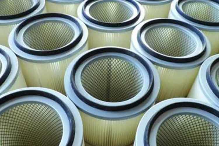 切割機(jī)除塵濾筒工作環(huán)境濕度的考慮，如果環(huán)境濕度較大，容易引起粉塵吸潮，這時(shí)可考慮選擇具有防水功能的濾材