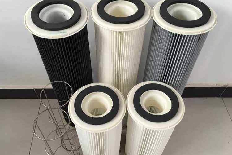 濾料采用的覆膜及打折技術(shù)，寬?cǎi)拊O(shè)計(jì)、材質(zhì)表面光滑、間隙均勻