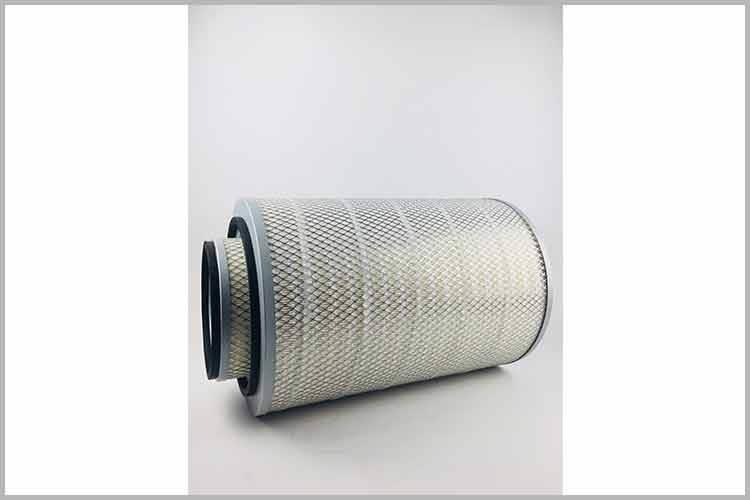 在拆裝和保養(yǎng)貨車(chē)空氣濾清器濾芯時(shí)，要避免碰破濾芯