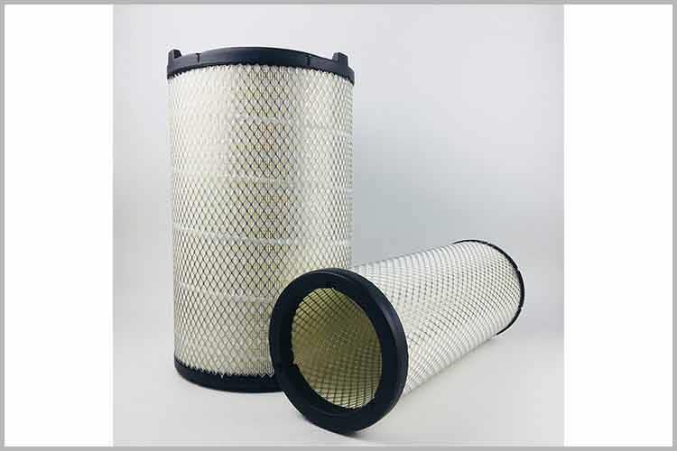 確定汽油發(fā)動(dòng)機(jī)空氣濾清器安裝到位后便可以蓋上外殼，把邊緣的4個(gè)卡扣扣好便大功告成了