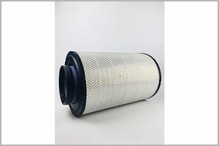 把舊的汽油發(fā)動(dòng)機(jī)空氣濾清器拆除后，我們會(huì)發(fā)現(xiàn)空氣濾清器下方的濾清器座積聚了很多灰塵