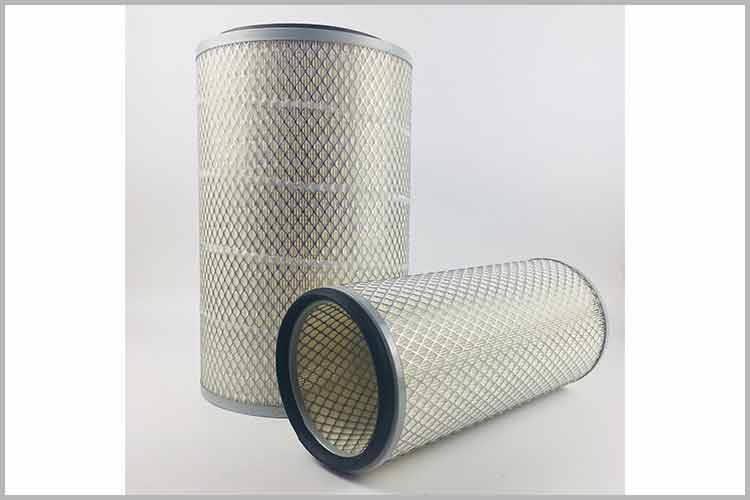 在安裝新客車空氣濾清器之前，需要對空濾盒底部進行徹底的清理，把空濾下面的塵土清除干凈