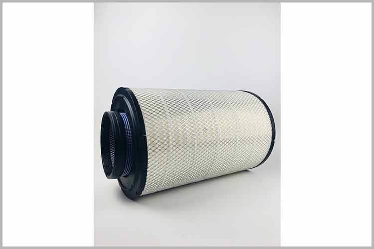 發(fā)動(dòng)機(jī)空氣濾清器裝在化油器或進(jìn)氣管的前方，可以有效起到濾除空氣中灰塵、砂粒的作用，保障氣缸中進(jìn)入足量、清潔的空氣