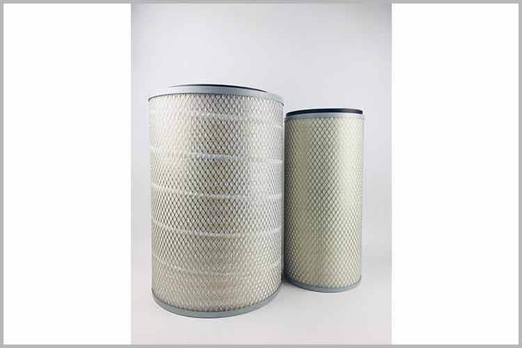 經(jīng)常檢查和清理客車空氣濾清器離心除塵罩上的排氣孔，使它保持暢通，倒盡積塵盤中的塵土