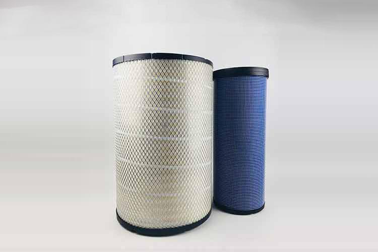 在安裝時，空氣濾清器與發(fā)動機進氣管之間無論是采用法蘭、橡膠管聯(lián)接還是直接聯(lián)接