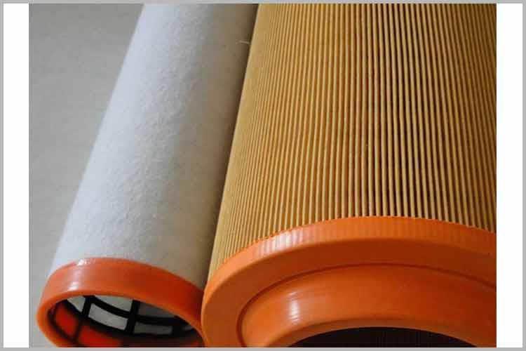 按空壓機過濾器產(chǎn)品標(biāo)識方向正確連接進(jìn)氣口、出氣口，并保障垂直安裝